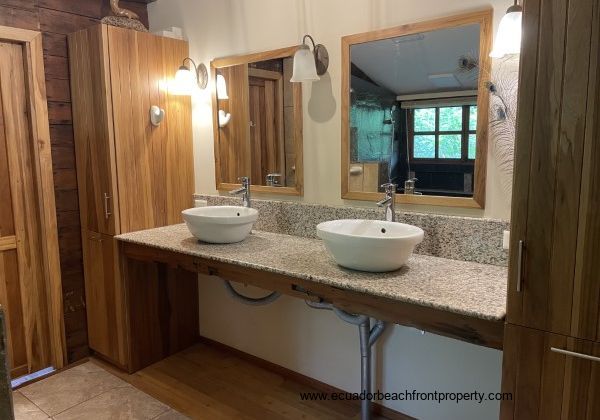 ensuite master bath with double sinks