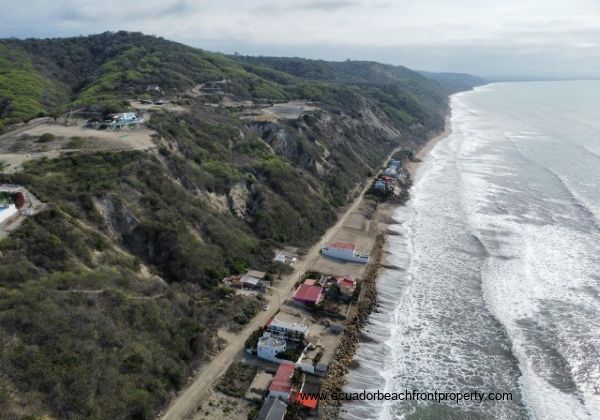 Crucita beach at high tide