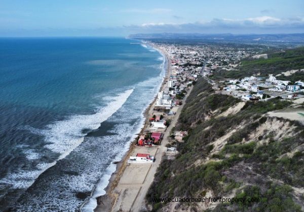 Crucita beach at high tide