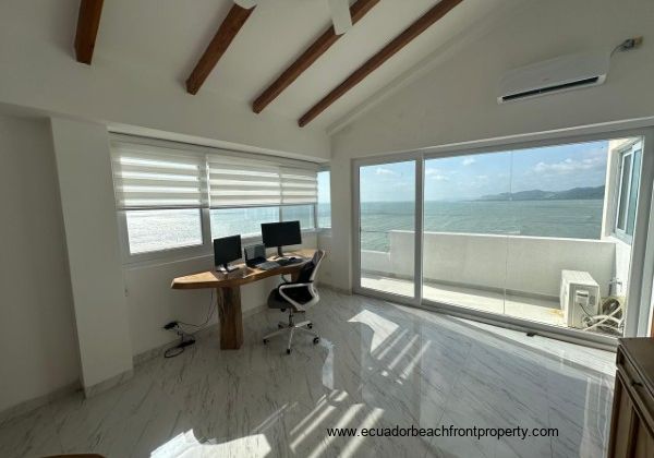 Unbeatable oceanview workspace