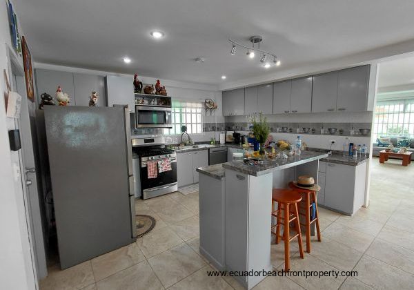 Specacular oceanview estate in Crucita, Ecuador